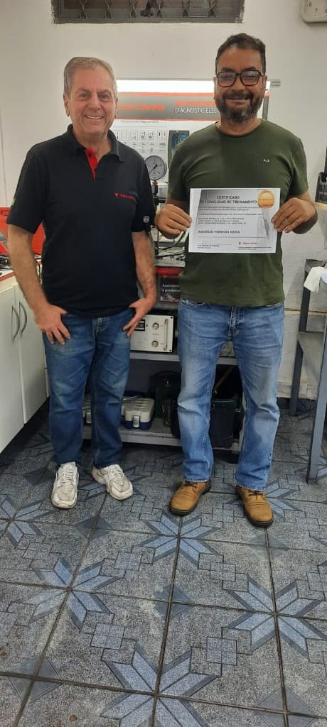 José Eduardo de Andrade e Amarildo Ferreira Meira com certificado de conclusão do treinamento Reparo Service